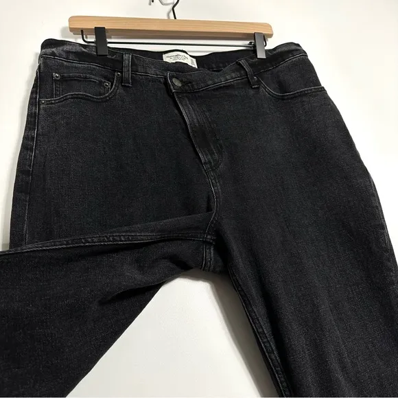 Abercrombie 90’s Straight Ultra High Rise Crossover Waistband Jeans