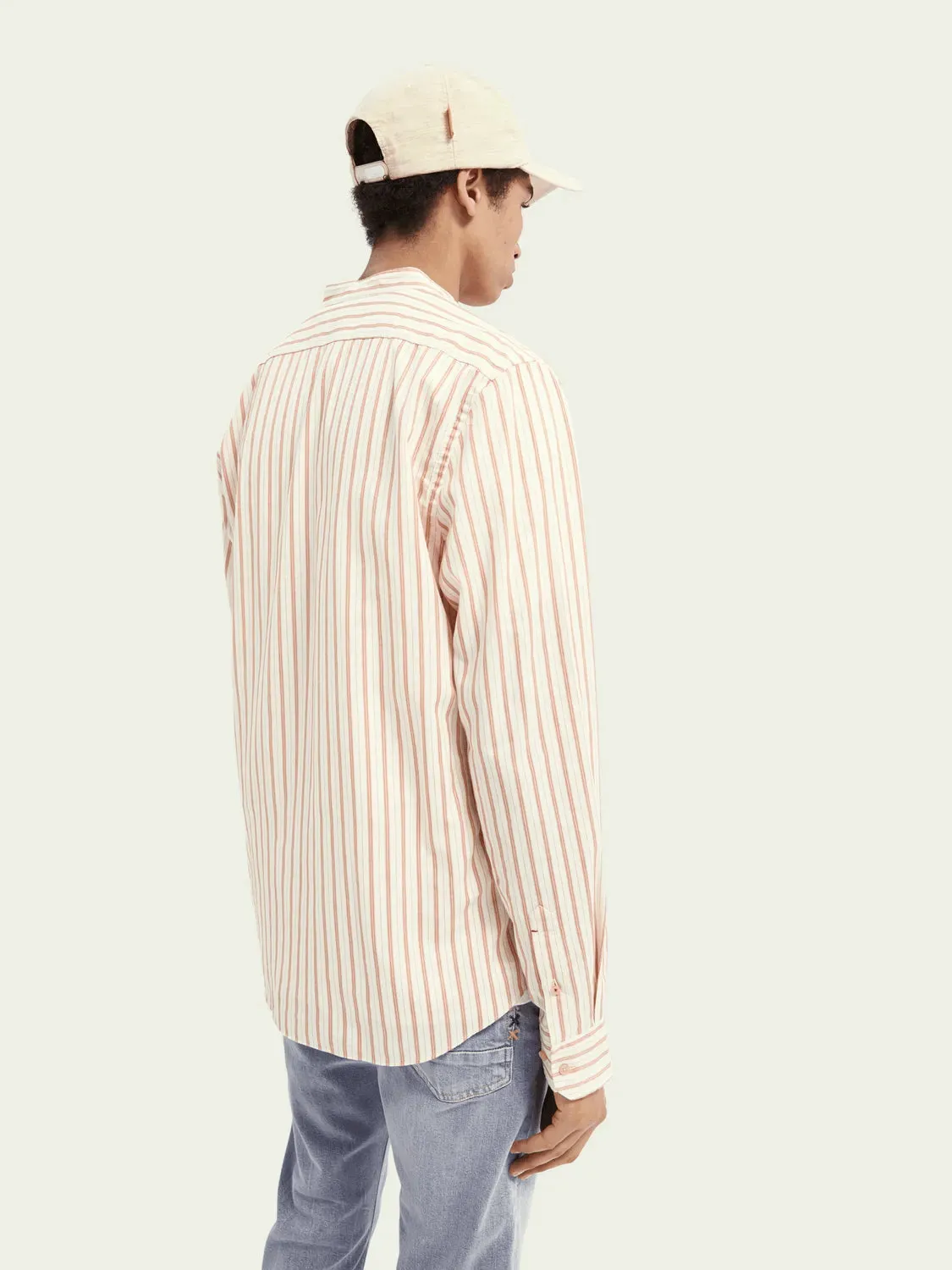 Camisa relaxed fit sin cuello en algodón orgánico