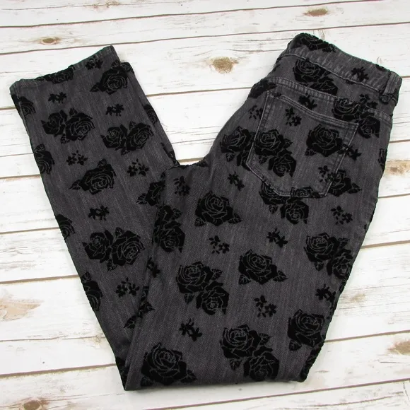Chicos Platinum Denim Black Velvet Rose Jeans 0.5