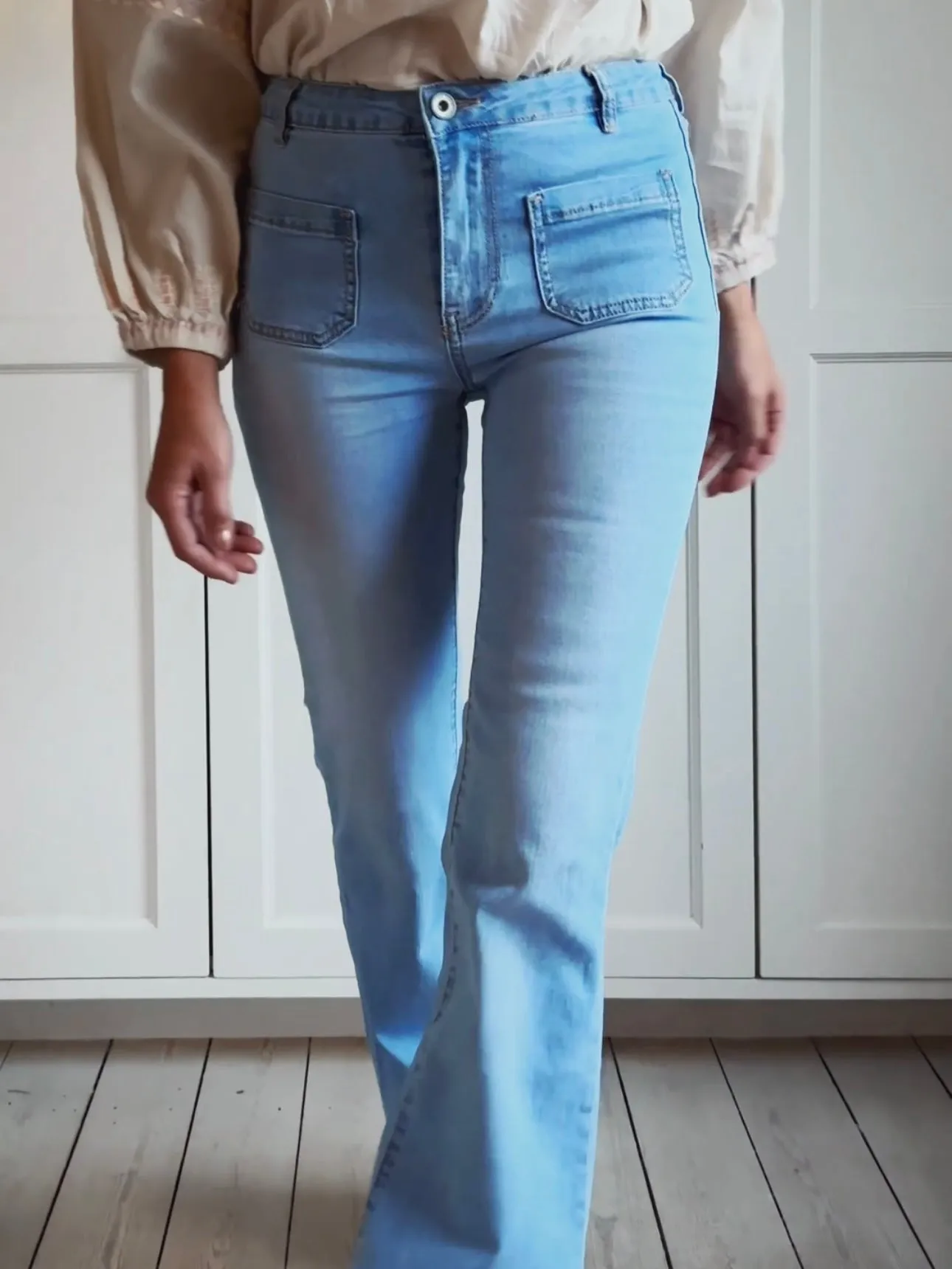 JEANS WITH FLARE AND FRONT POCKETS - LIGHT BLUE
