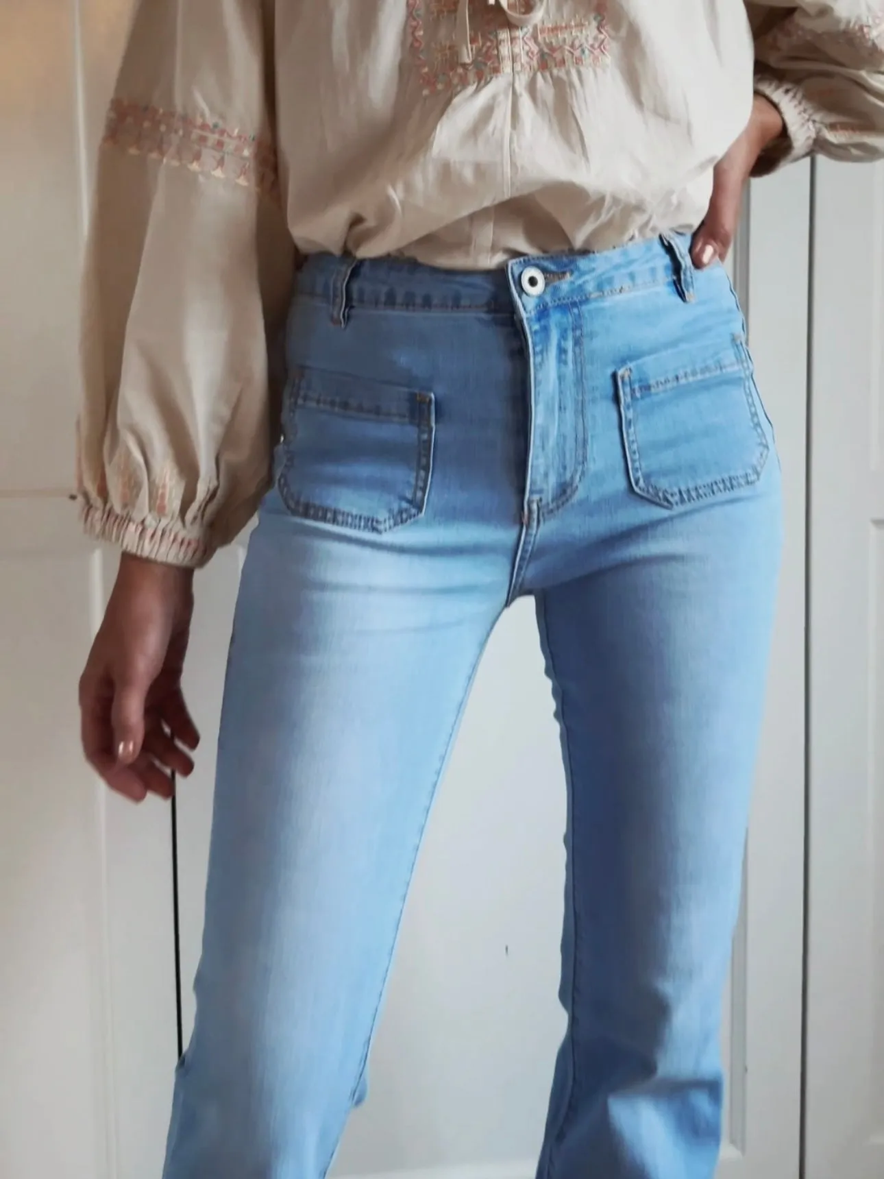 JEANS WITH FLARE AND FRONT POCKETS - LIGHT BLUE