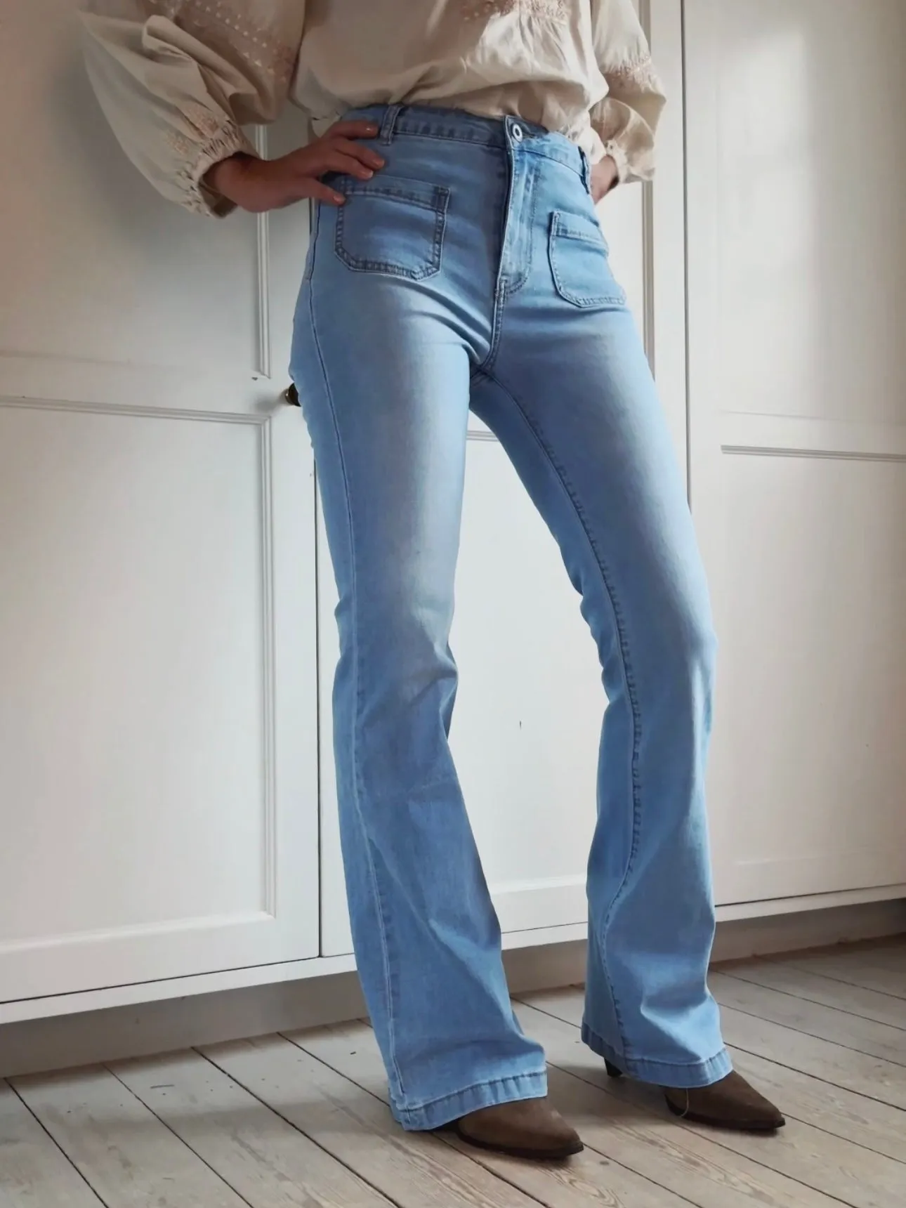JEANS WITH FLARE AND FRONT POCKETS - LIGHT BLUE