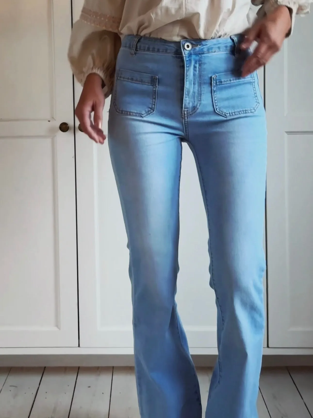 JEANS WITH FLARE AND FRONT POCKETS - LIGHT BLUE