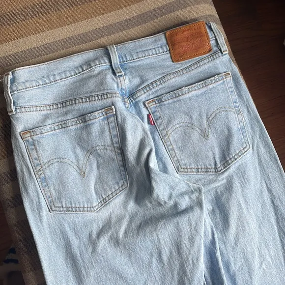 Levi’s Light Wash ButtonFly Ripped 501 Mom Jeans