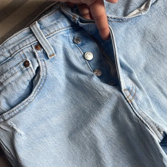 Levi’s Light Wash ButtonFly Ripped 501 Mom Jeans