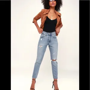 Levi’s Light Wash ButtonFly Ripped 501 Mom Jeans