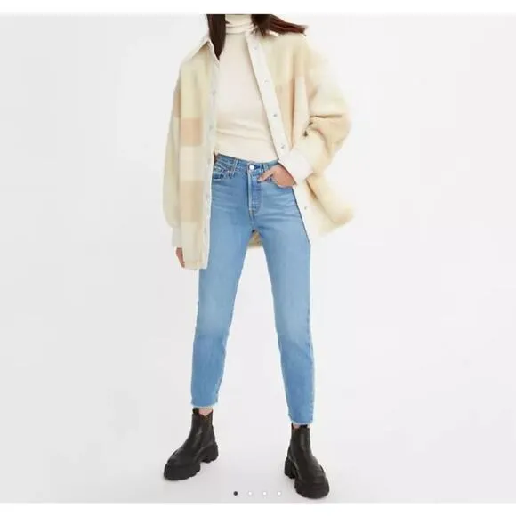 Levi's Premium Wedgie Icon Fit Ankle light wash denim jeans 25