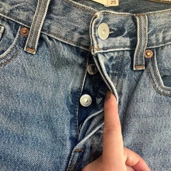 Levi's Premium Wedgie Icon Fit Ankle light wash denim jeans 25