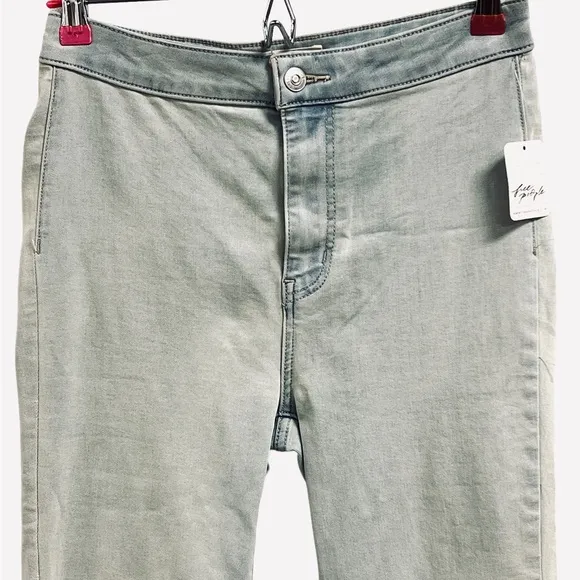 NWT Free People Youthquake Cropped Flare Jeans in Bleach Out Blue Size 32(14)