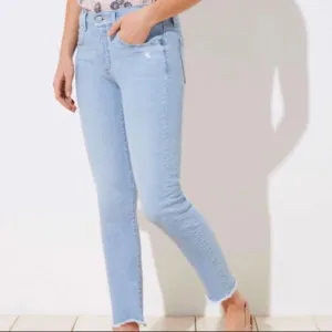NWT LOFT High Waist Straight Crop Frayed Jeans Size 6