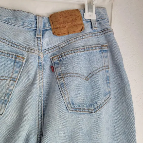 Vintage Levi Strauss Light Wash Button Fly High Rise Tapered Mom Jean Size 11