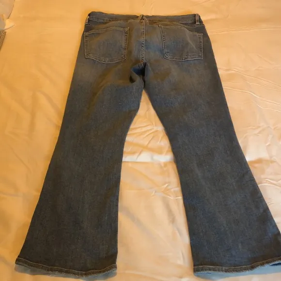 Women’s size 14/32 Good American Good Cuts Light Wash Distressed Jeans