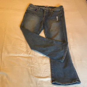 Women’s size 14/32 Good American Good Cuts Light Wash Distressed Jeans
